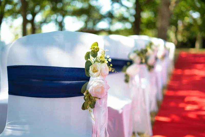Housses de chaises blanches